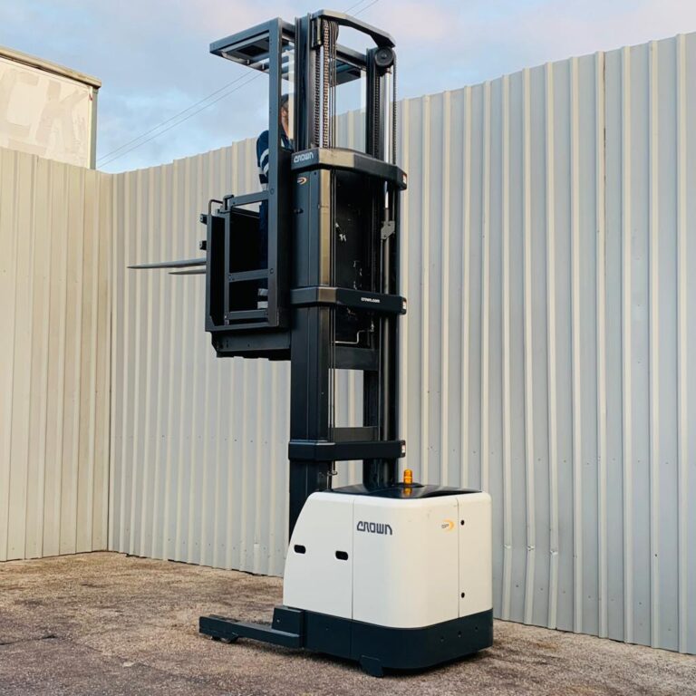 Crown Sp Electric Forklift Man Up Order Picker