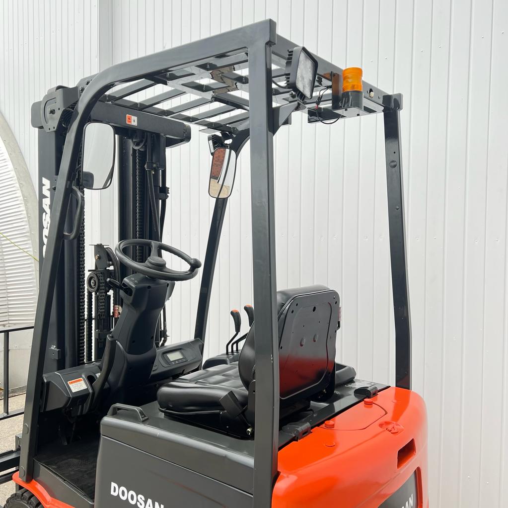 Doosan B R Used Wheel Electric Forklift